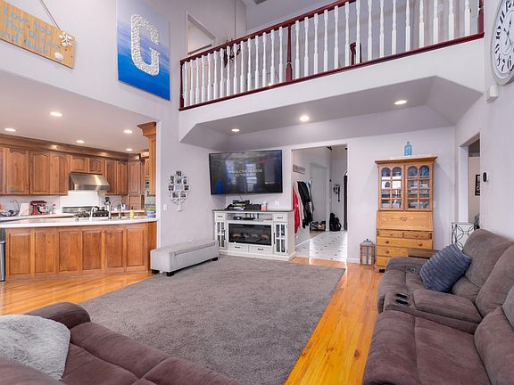 3rd image of 8131 Markgraf Ln