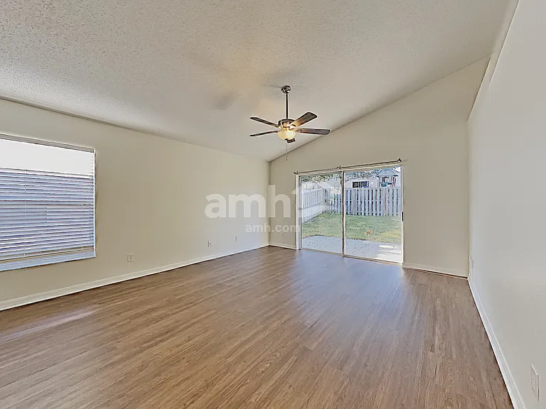 1066 Bluegrass Dr — Photo 5