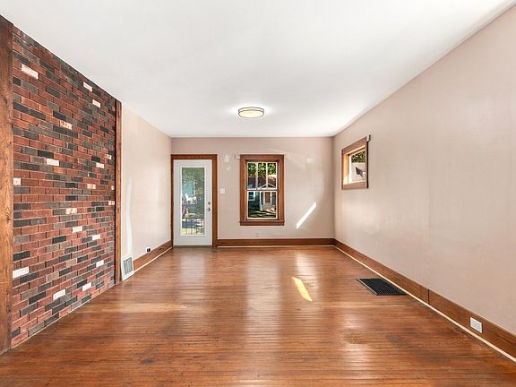 3rd image of 121 S Fordham Ave