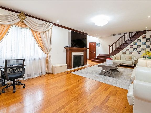 4th image of 8453 Avon St