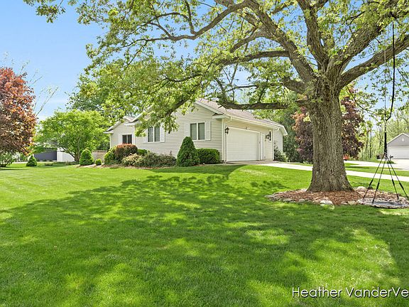 3rd image of 618 Grand Woods Ct NE
