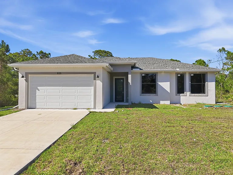 825 Carbon St E — Photo 2