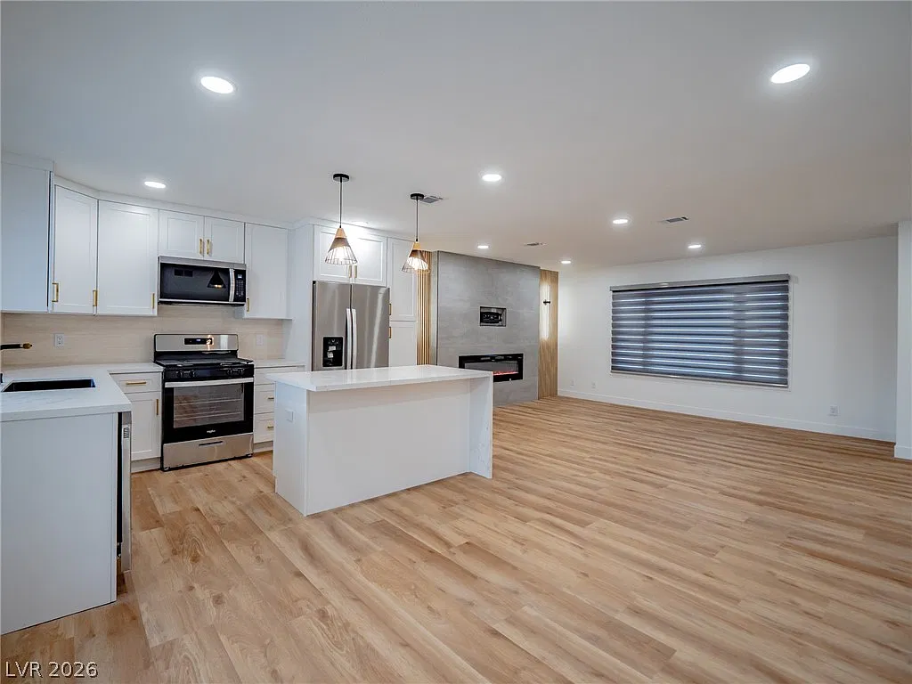 4 bed, 2.0 bath, 1337 sqft, $2,650 — Photo 1