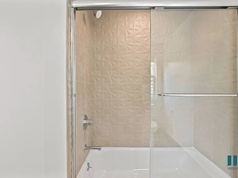 Bathroom with Shower Bath with Glass Door