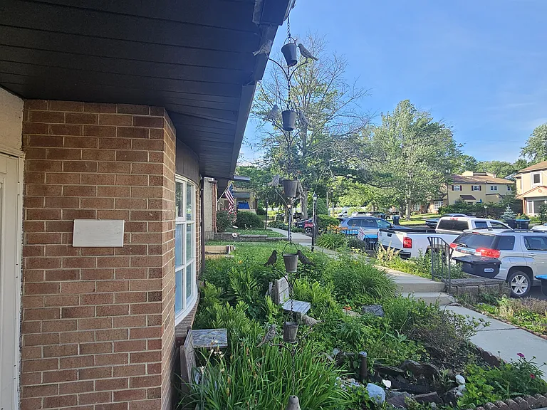 1258 Lisa Dr — Photo 3