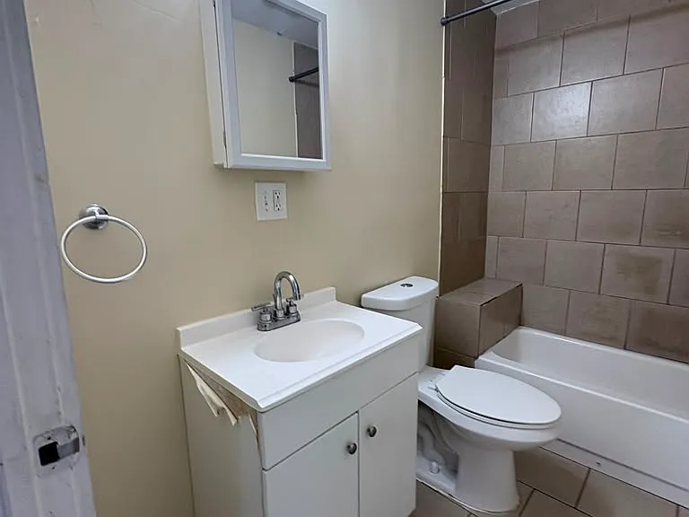 564 Howard Ave #2R — Photo 13