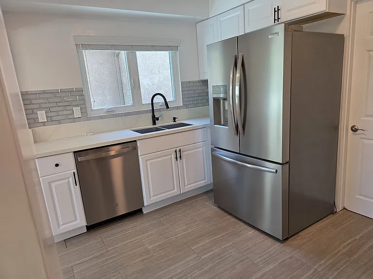 153 S Swall Dr — Photo 10