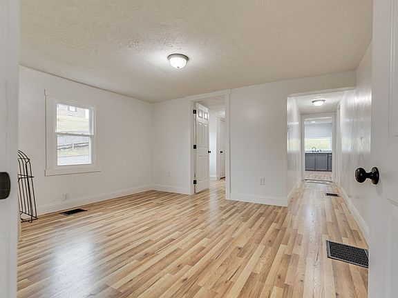 4th image of 121 Golden Rd