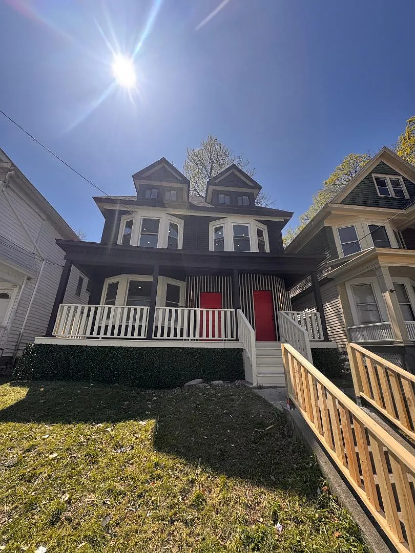 442 Hudson Ave - 2 — Photo 4