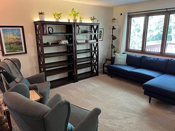 Living room (unfurnished)