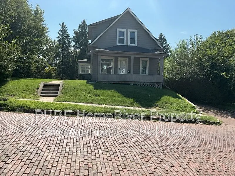 5 bed, 2.0 bath, 1556 sqft, $2,250 — Photo 2