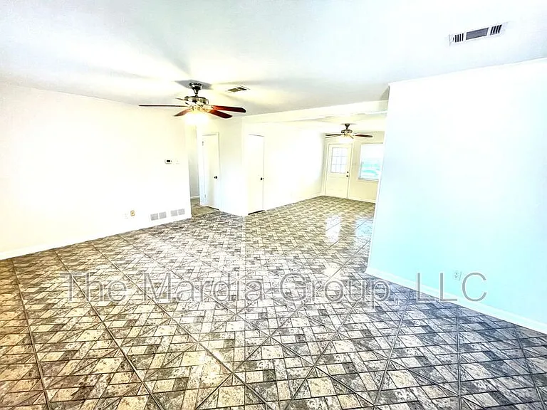201 E Fuller Dr — Photo 5