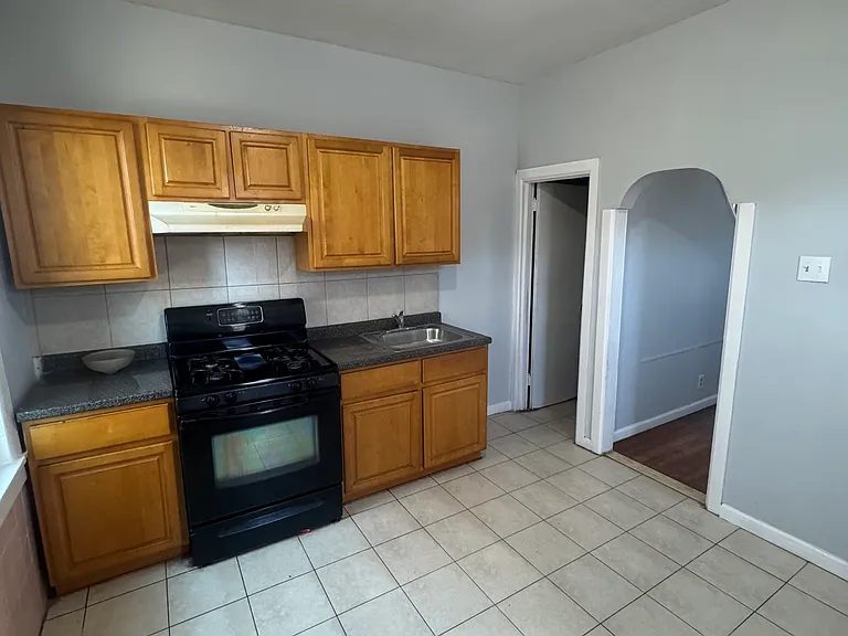 2040 Pratt St — Photo 9
