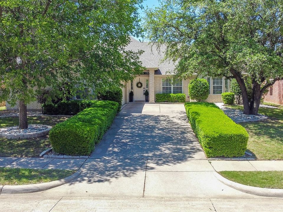 1st image of 2956 Lakeview Cir