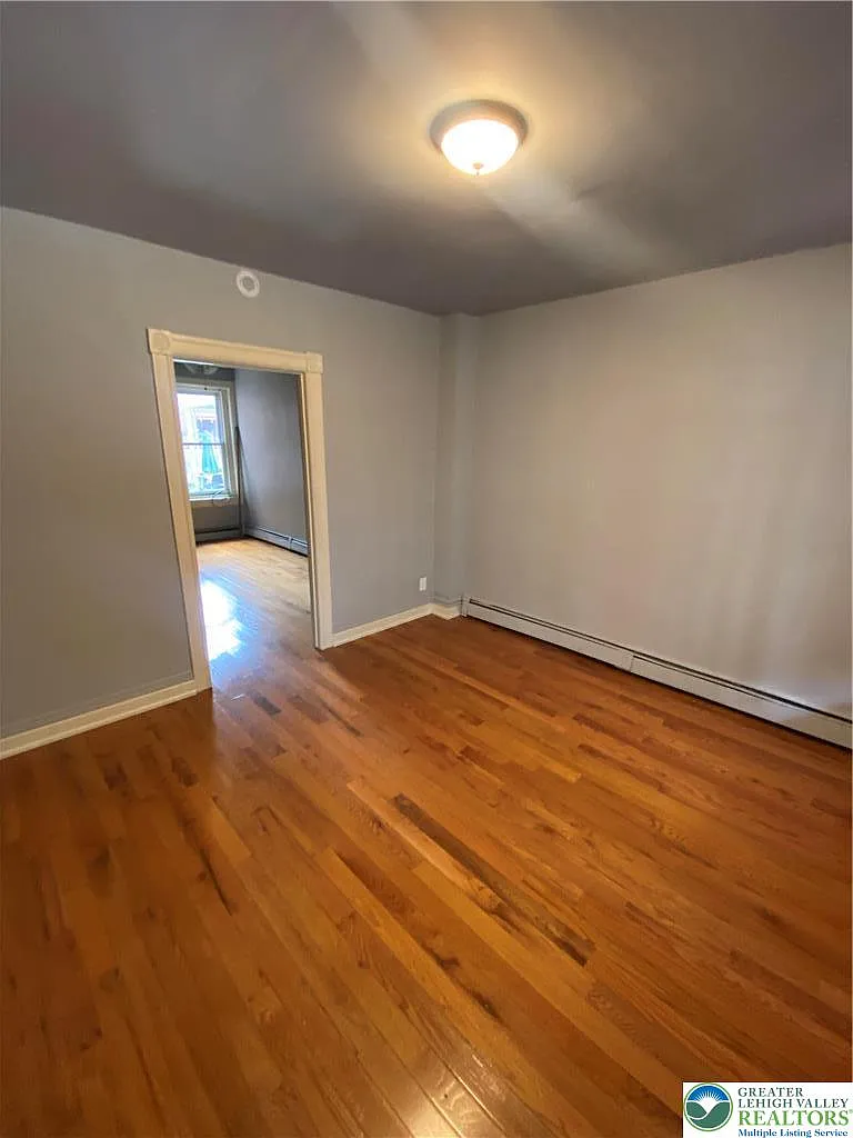 4 bed, 1.0 bath, 1332 sqft, $2,199 — Photo 2