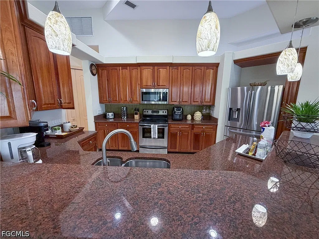 3 bed, 3.0 bath, 2351 sqft, $5,500 — Photo 3
