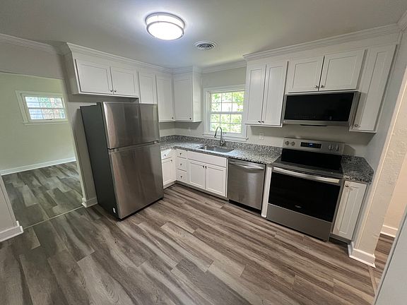 3rd image of 204 Woodhaven Rd