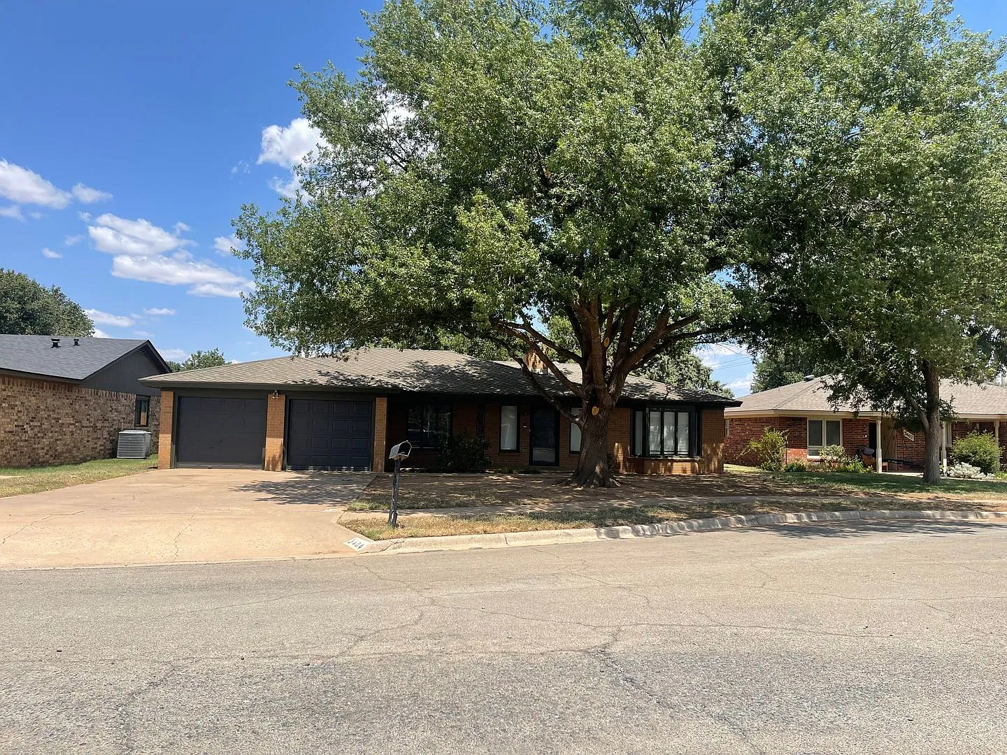 Spacious House Located on a Cul-de-sac Street — Photo 1