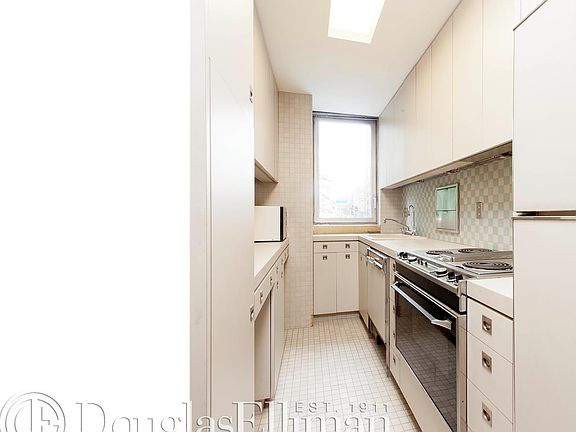 3rd image of 320 E 57th St APT 2B