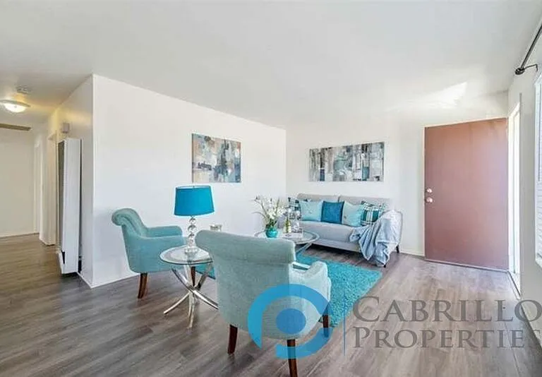 4523 Winona Ave #B — Photo 3
