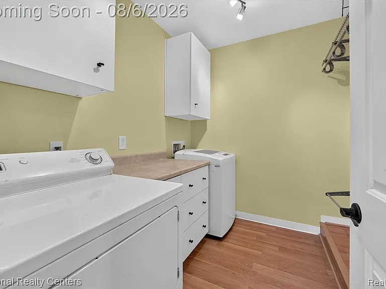 878 Yorktown Ct — Photo 9