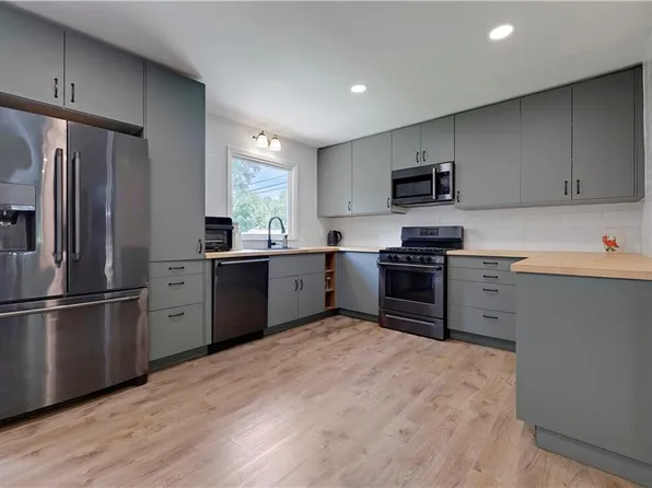 8929 Grandview Dr, Overland Park, KS 66212