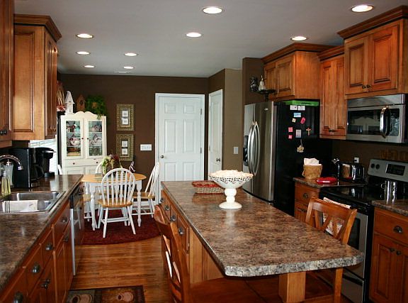 4th image of 905 River Bend Dr