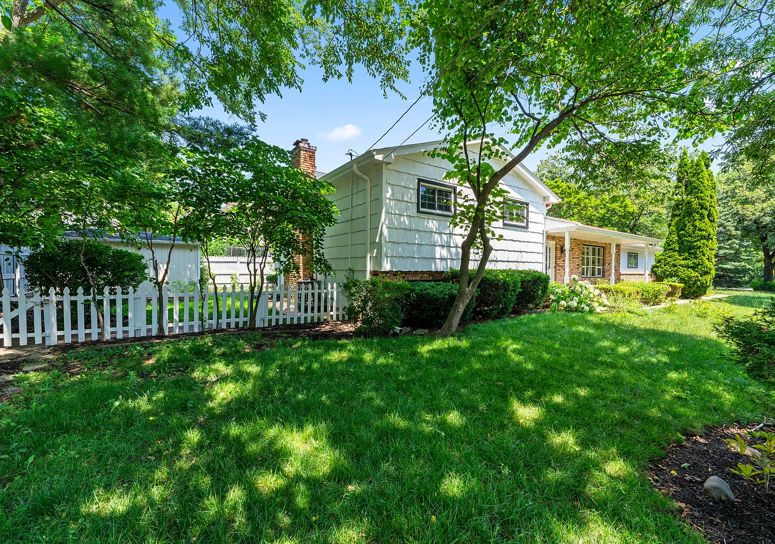 3 bed, 2.5 bath, 1396 sqft, $4,700 — Photo 3