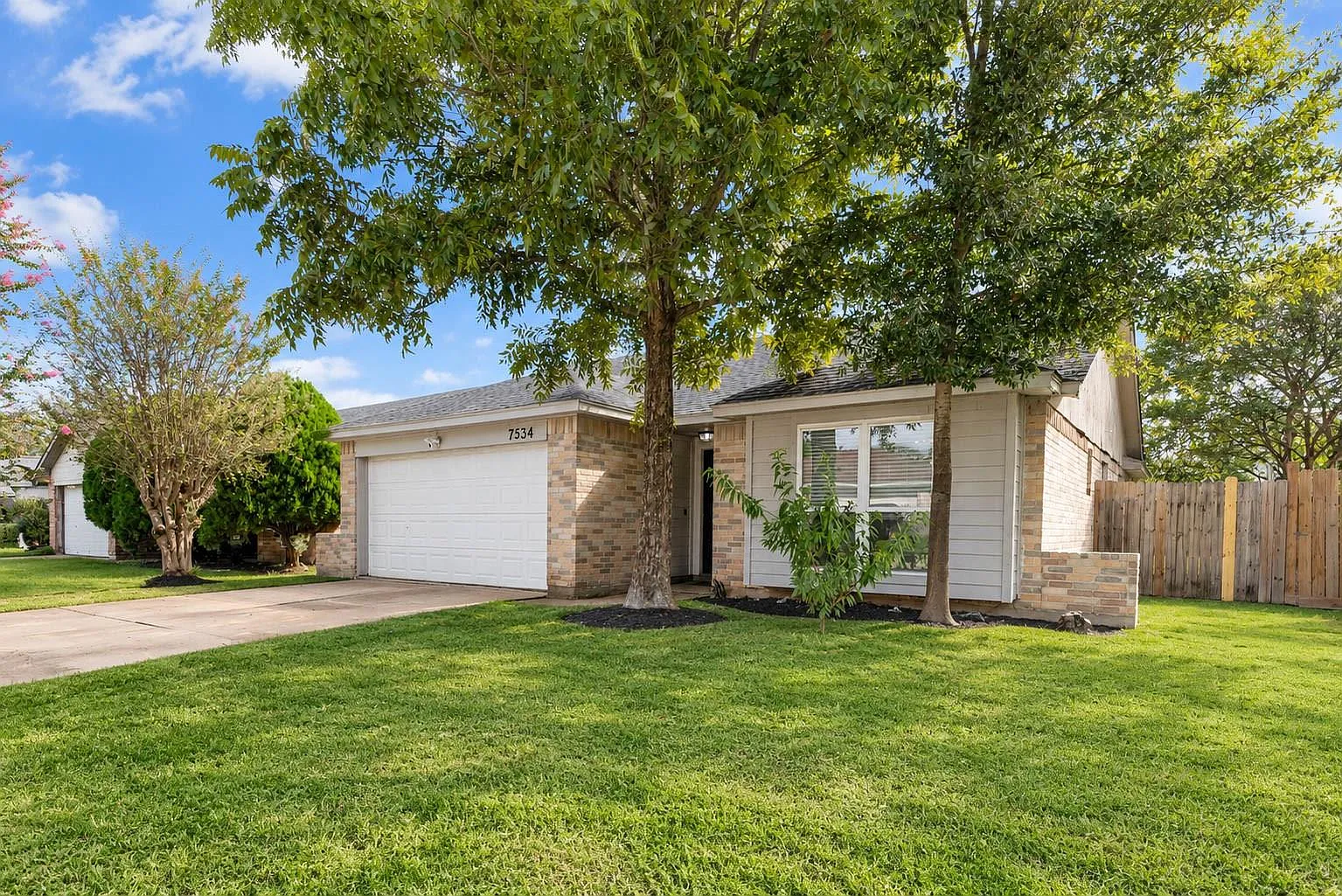 3 bed, 2.0 bath, 1360 sqft, $2,000 — Photo 2