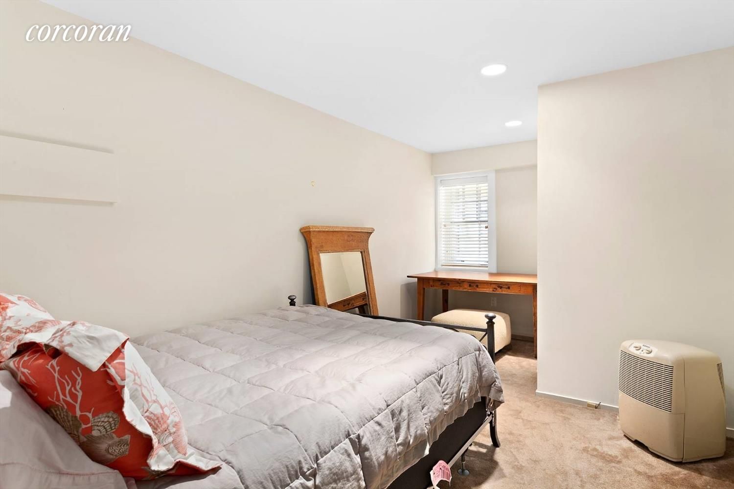  Additional bedroom with queen bed