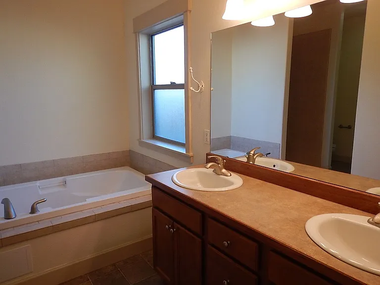 704 NE Loper Ave — Photo 15