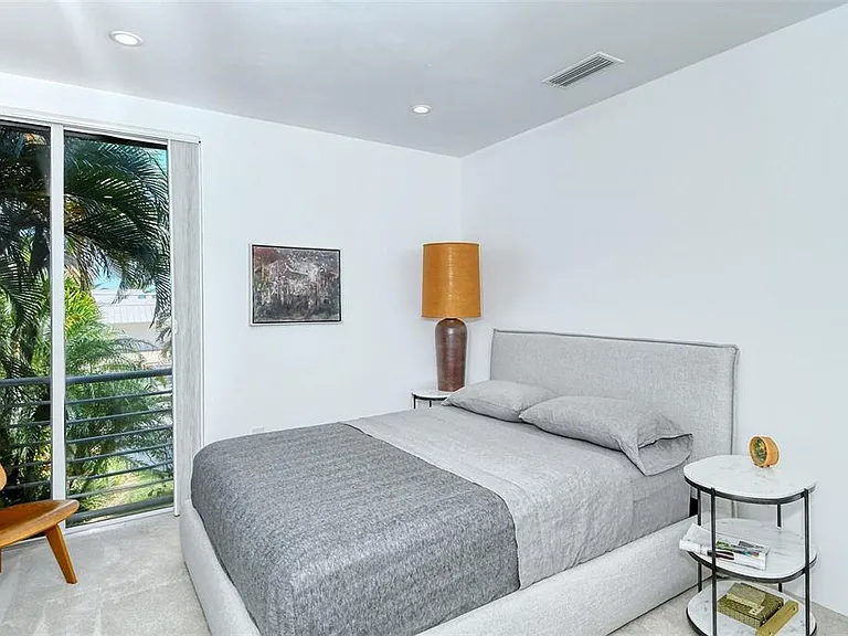 213 N Washington Dr — Photo 55