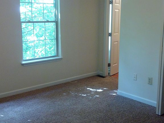 4th image of 102 Blaze Dr