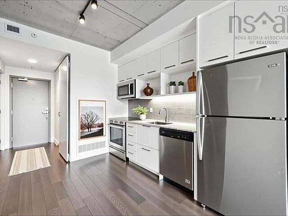 5th image of 1048 Wellington St #519