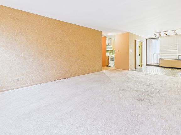 4th image of 3930 N Pine Grove Ave APT 2516