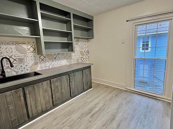 Kitchen. Fridge and oven included