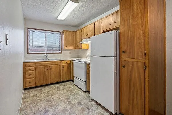 Executive Arms Apartments — Photo 2