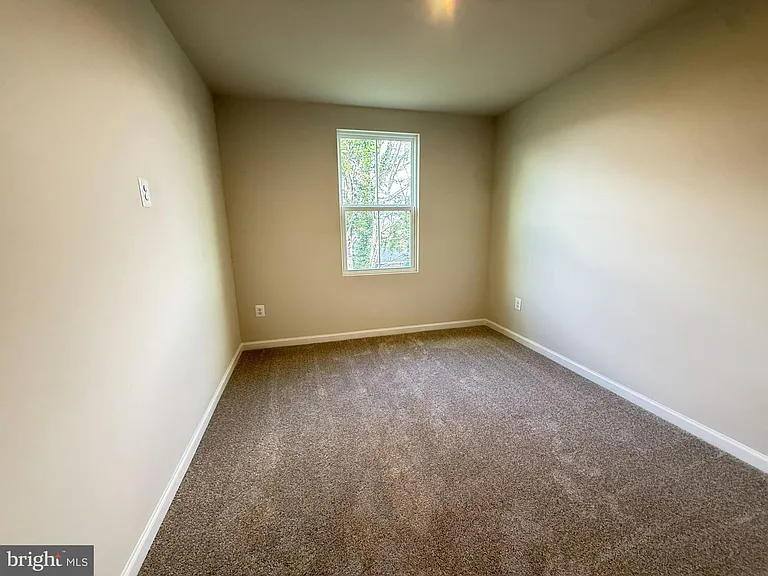 647 Laurelwood Cir — Photo 13
