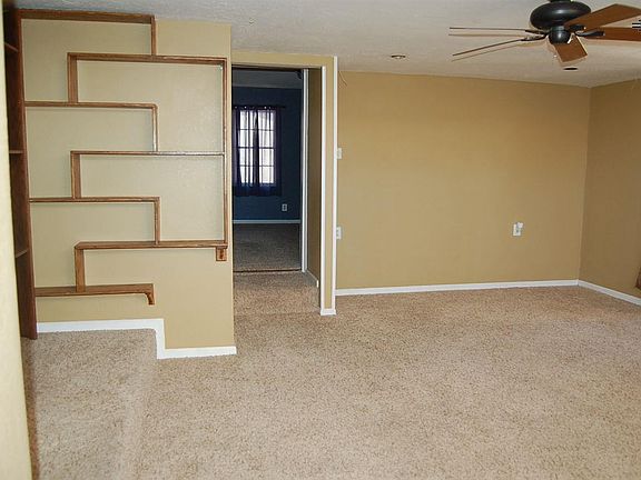 2nd image of 1004 E Green Acres Dr