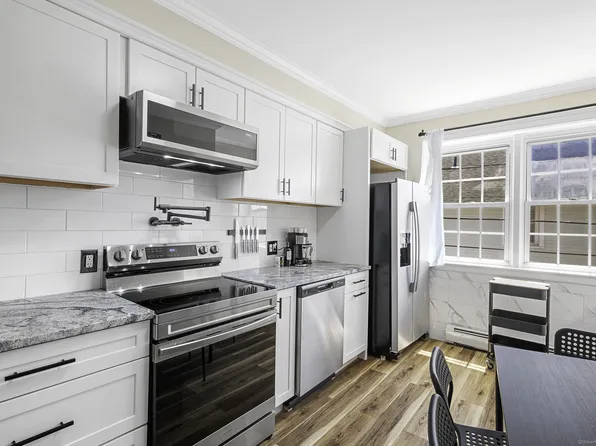 3 Pearl St APT A, Mystic, CT 06355