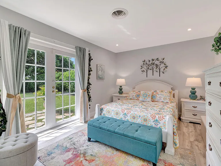 302 Venice Dr — Photo 17