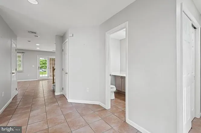 3 bed, 1.5 bath, 1690 sqft, $2,600 — Photo 4
