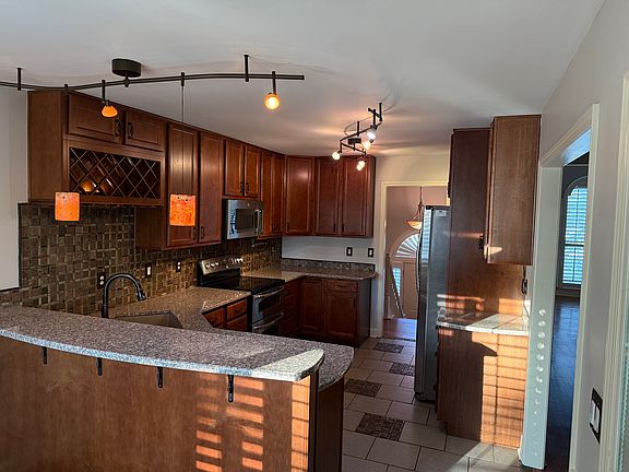 4th image of 905 Highfield Ct