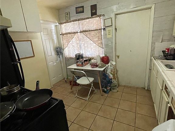 5th image of 554 W East St