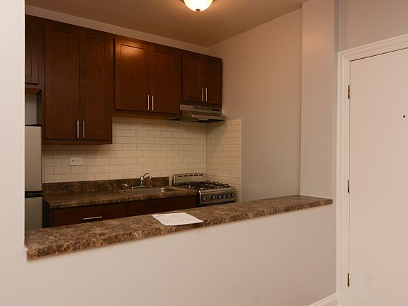3rd image of 4756 N Maplewood #901