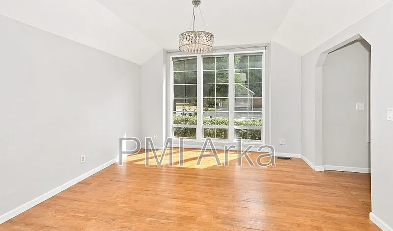 4 bed, 2.5 bath, 1940 sqft, $4,195 — Photo 4