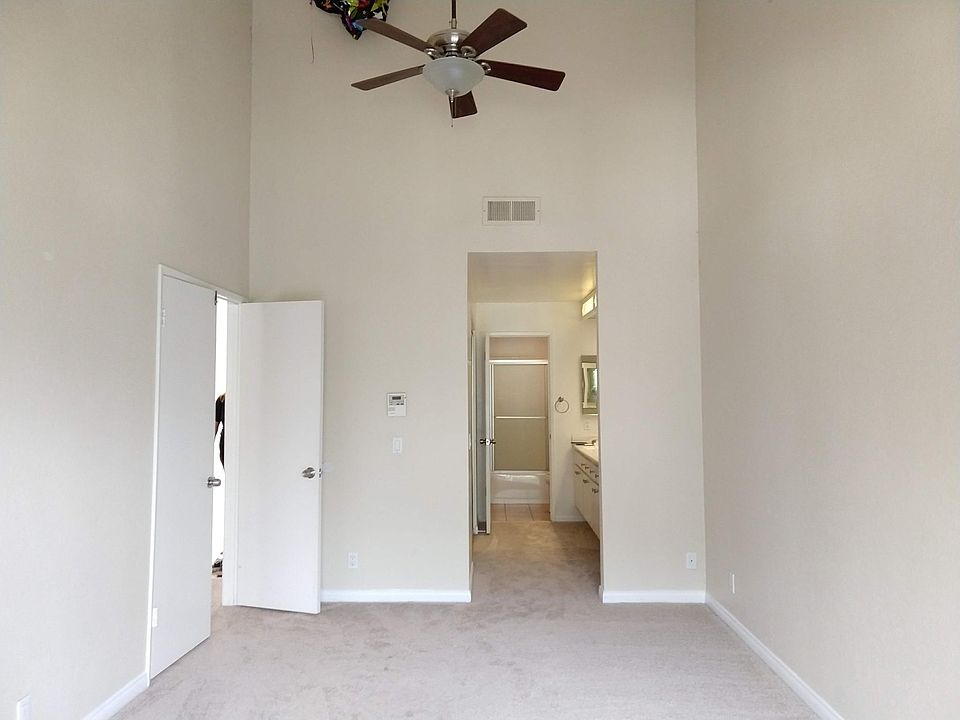 Master bedroom - High ceiling