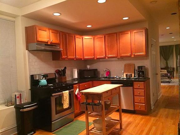 3rd image of 3233 N Wilton Ave #1