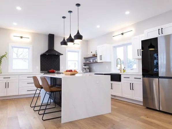 17 Thompson St, Hyde Park, MA 02136