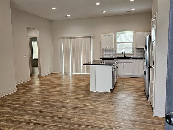 2nd image of 1919 E Sutton Ct